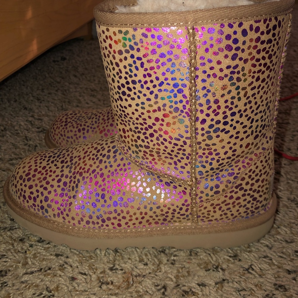 rainbow Ugg’s only been worn 2 times! Super comfortable.